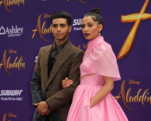 レッドカーペットに登場したナオミ・スコット