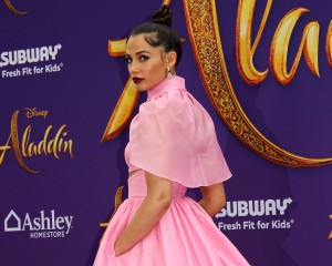 レッドカーペットに登場したナオミ・スコット