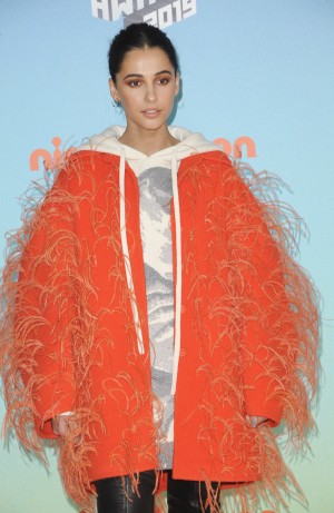 レッドカーペットに登場したナオミ・スコット