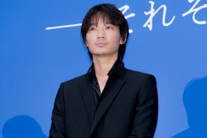 映画『閉鎖病棟‐それぞれの朝‐』笑いと涙の完成披露イベントに登場した綾野剛