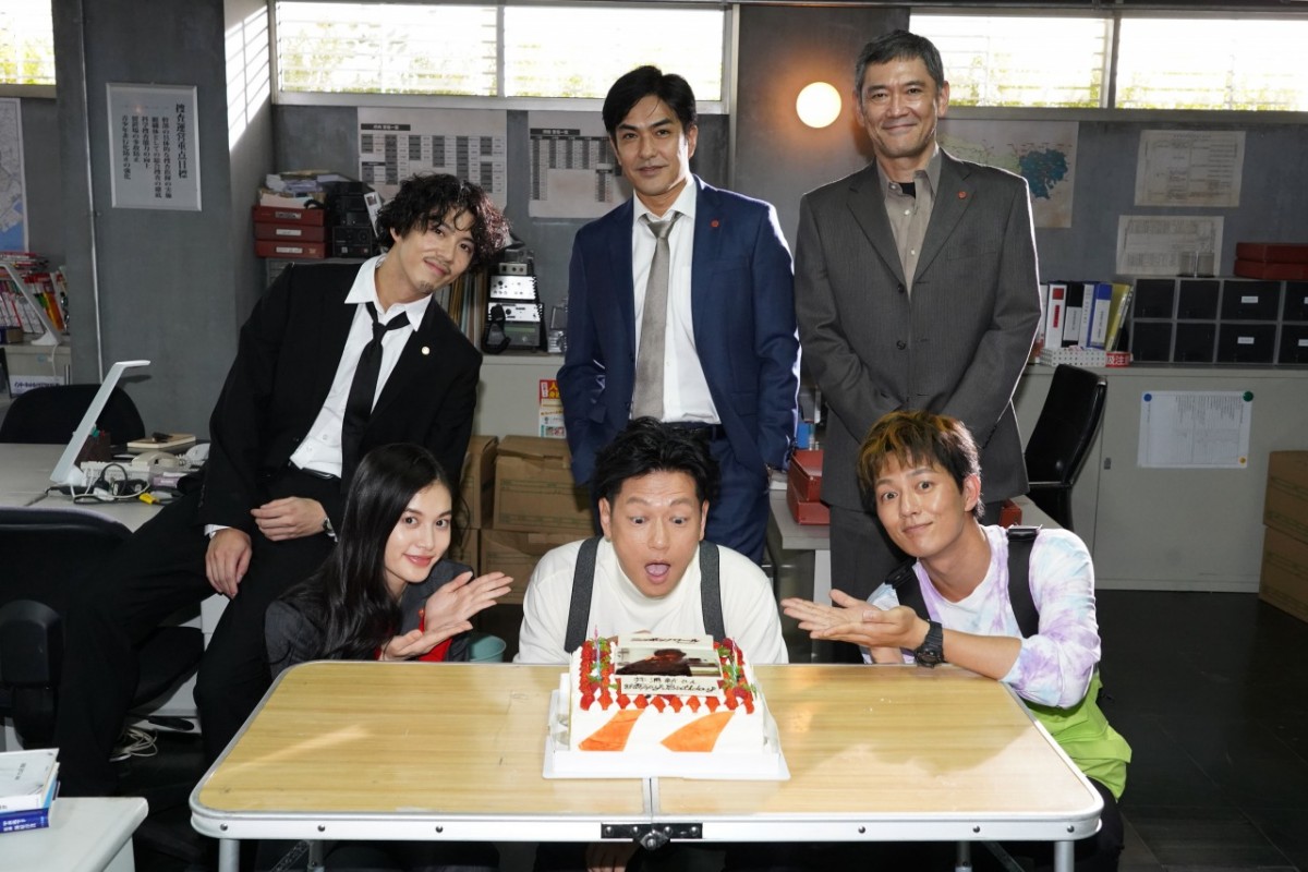日曜ドラマ『ニッポンノワール ―刑事Yの反乱―』誕生日を迎えた井浦新とバースデーケーキとキャスト陣