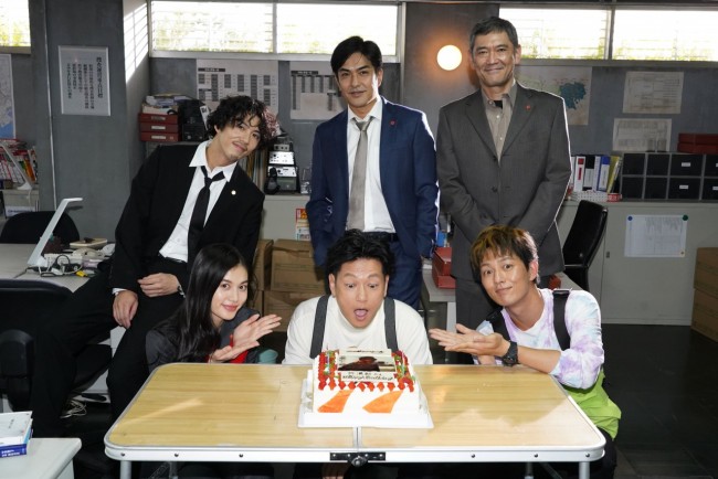 日曜ドラマ『ニッポンノワール ―刑事Yの反乱―』誕生日を迎えた井浦新とバースデーケーキとキャスト陣