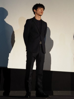 『劇場版 そして、生きる』公開初日舞台挨拶に登場した坂口健太郎