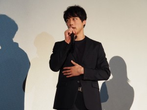『劇場版 そして、生きる』公開初日舞台挨拶に登場した坂口健太郎