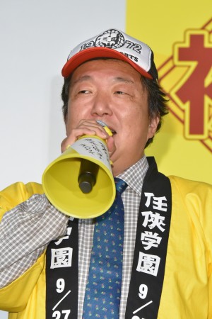 映画『任侠学園』初日舞台挨拶に登場した木村ひさし監督