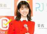 【写真】赤ニット＆花柄スカートでニコニコの西野七瀬