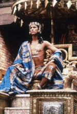 巨匠ベルナルド・ベルトルッチ監督による壮大なドラマ『リトル・ブッダ』（1993） 。シッダールタ王子を演じた美しいキアヌに注目。音楽は坂本龍一。