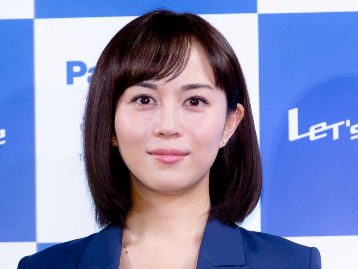 比嘉愛未、シースルーワンピで美脚披露 「めっちゃキレイ」と反響