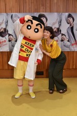 アニメ『クレヨンしんちゃん』（左から）しんちゃんと、ゲスト出演する沢口靖子