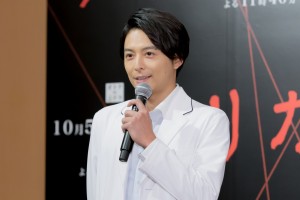 オトナの土ドラ第22弾『リカ』制作発表に登場した小池徹平