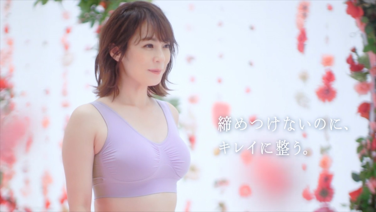 佐藤仁美、下着モデルに初挑戦　美しいプロポーションを披露