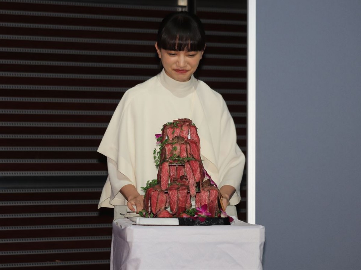 生田斗真、“肉ケーキ”で誕生日を祝われるも「なんでローストビーフ…」