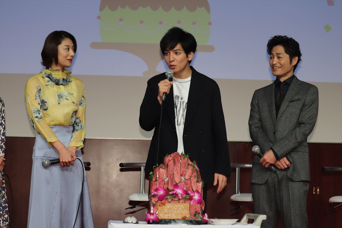 生田斗真、“肉ケーキ”で誕生日を祝われるも「なんでローストビーフ…」