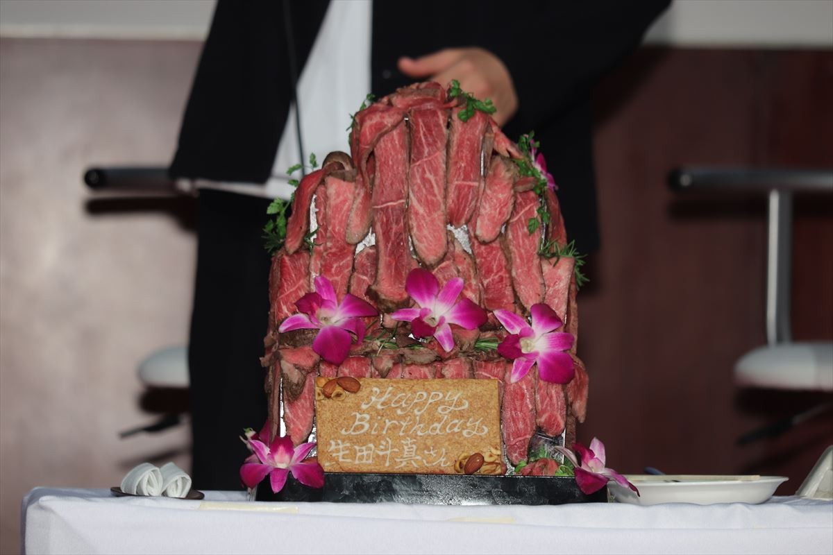 生田斗真、“肉ケーキ”で誕生日を祝われるも「なんでローストビーフ…」