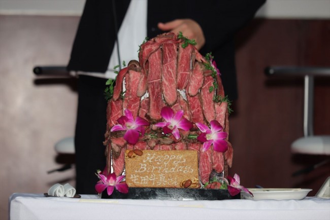 生田斗真 肉ケーキ で誕生日を祝われるも なんでローストビーフ 19年10月6日 写真 エンタメ ニュース クランクイン 生田斗真 肉ケーキ で誕生日を祝われるも なんでローストビーフ 19年10月6日 写真 エンタメ ニュース クランクイン