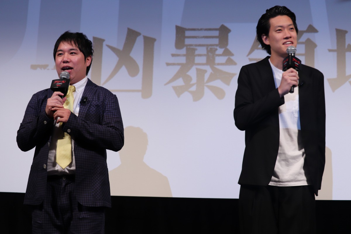 霜降り明星、本物のワニとおびえながら記念撮影「めっちゃ怖い」
