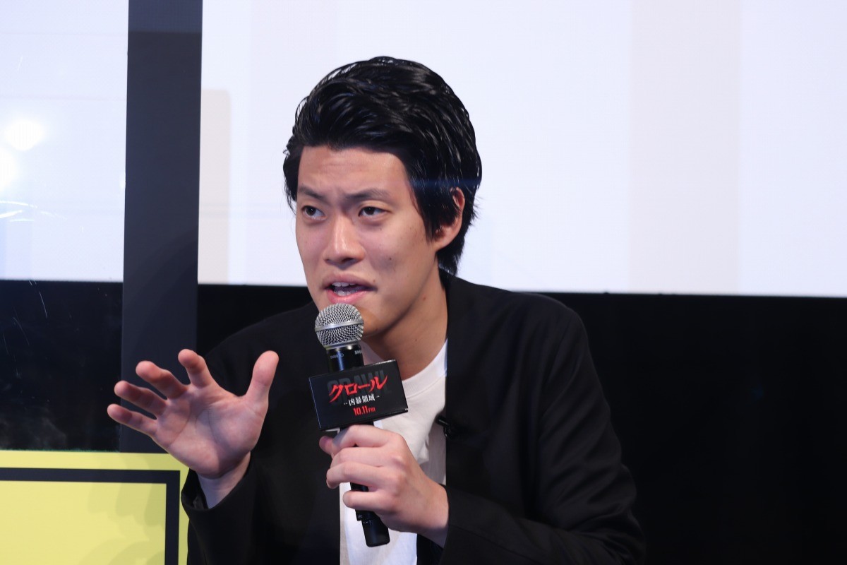 霜降り明星、本物のワニとおびえながら記念撮影「めっちゃ怖い」