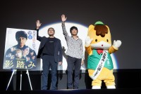 映画『影踏み』完成披露上映会の様子（左から）篠原哲雄、山崎まさよし