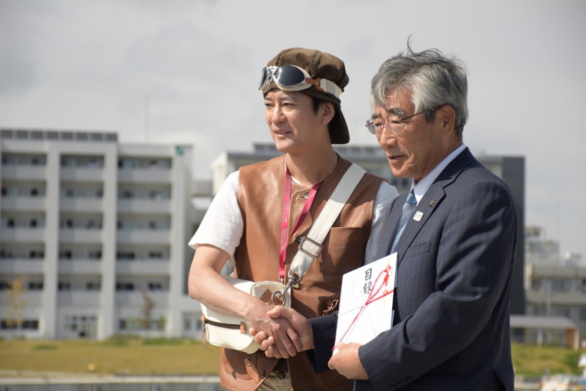 唐沢寿明＆山口智子夫妻、ポルシェに乗って笑顔でゴール「一体感が生まれることに感動」