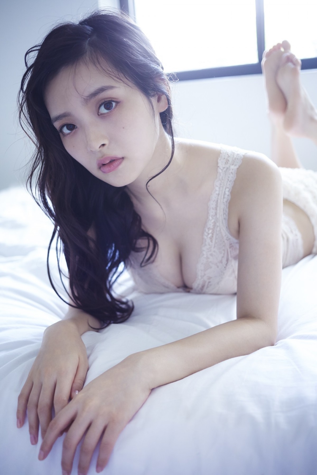 上坂すみれ、胸元セクシーショットに釘付け　写真集『すみれいろ』新カット公開