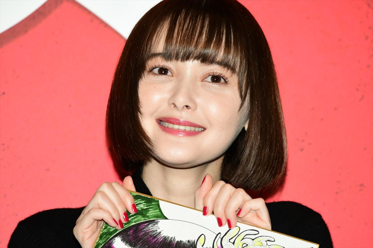 玉城ティナ、ストレス解消法は「人に絶対見せられないノートがあります」