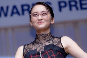 「第32回 日本 メガネ ベスト ドレッサー賞」表彰式・記者会見に出席した岡田結実