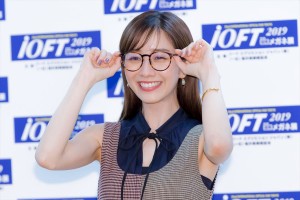 「第32回 日本 メガネ ベスト ドレッサー賞」表彰式・記者会見に出席した田中みな実