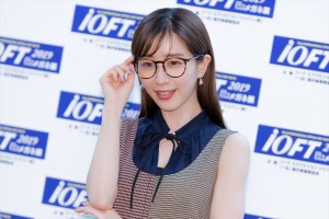 「第32回 日本 メガネ ベスト ドレッサー賞」表彰式・記者会見に出席した田中みな実