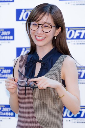「第32回 日本 メガネ ベスト ドレッサー賞」表彰式・記者会見に出席した田中みな実