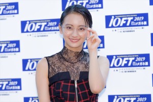 「第32回 日本 メガネ ベスト ドレッサー賞」表彰式・記者会見に出席した岡田結実