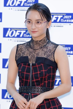 「第32回 日本 メガネ ベスト ドレッサー賞」表彰式・記者会見に出席した岡田結実