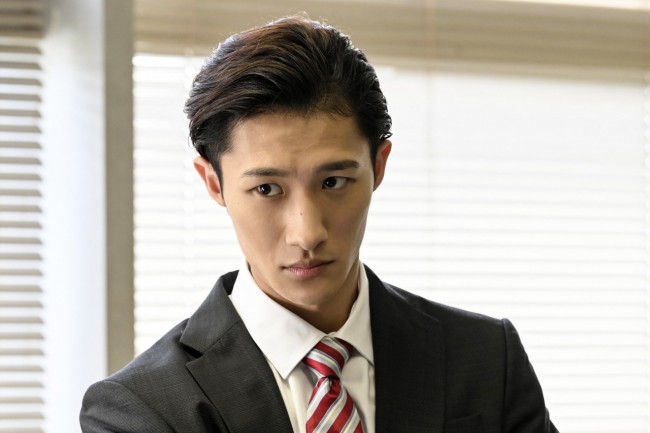木曜ドラマF『チート~詐欺師の皆さん、ご注意ください~』第3話から出演する岩本照(Snow Man/ジャニーズJr.)場面写真