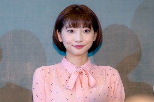 ドラマ『おいしい給食』記者会見に登場した武田玲奈