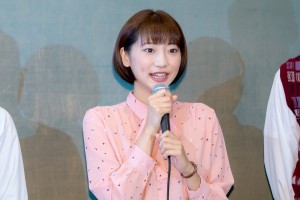 ドラマ『おいしい給食』記者会見に登場した武田玲奈