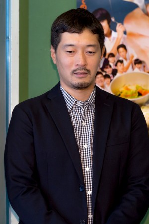 ドラマ『おいしい給食』記者会見に登場した綾部真弥監督