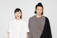 ドラマ『時効警察はじめました』に出演する（左から）麻生久美子、オダギリジョー