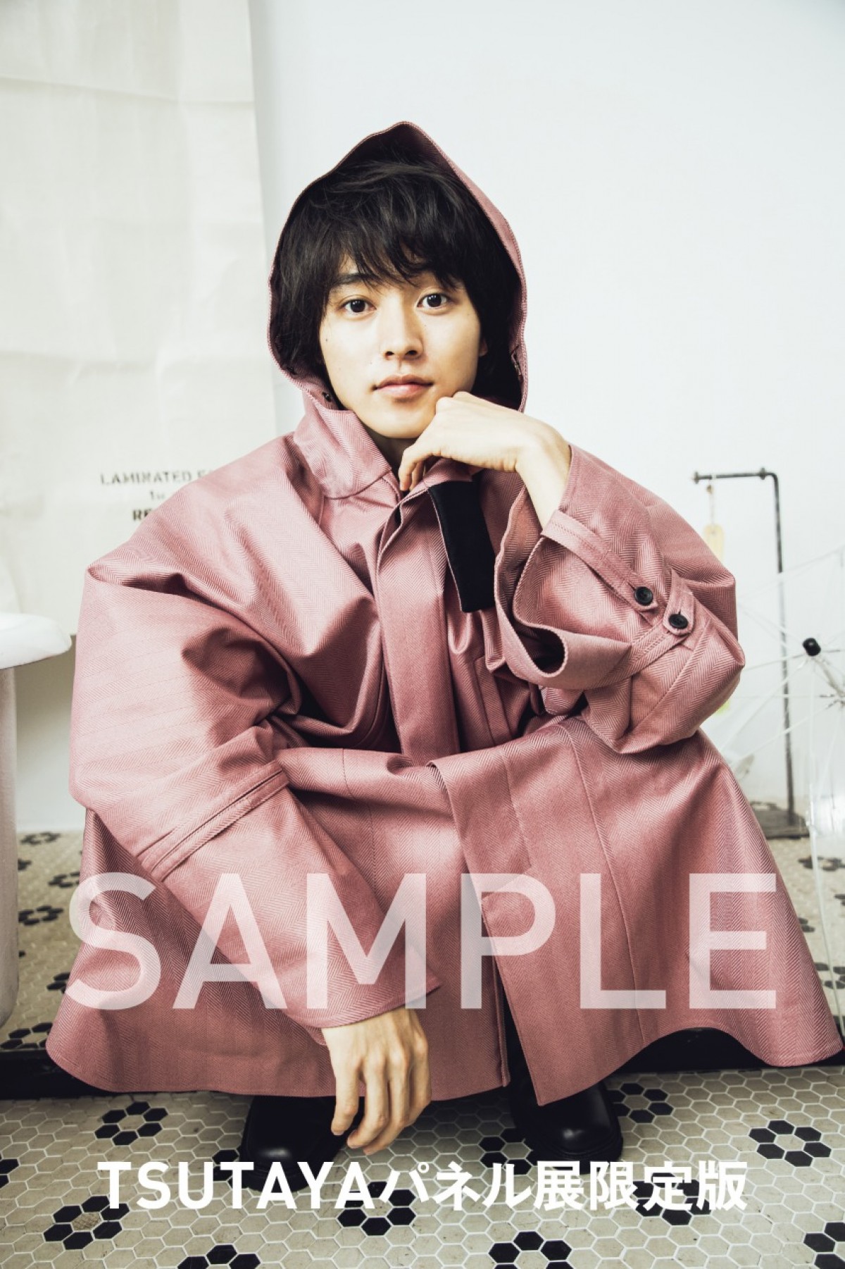 山崎賢人、カレンダー特典生写真解禁　未公開カット集めたパネル展も実施