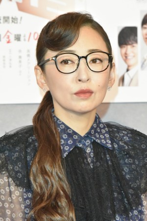 ドラマ10『ミス・ジコチョー～天才・天ノ教授の調査ファイル～』会見に登場した松雪泰子