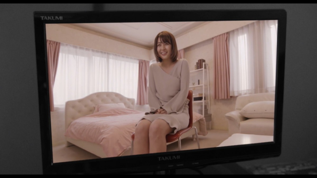 柳ゆり菜、セクシーなドレス姿＆清楚なセーラー服姿も『東京アディオス』新カット解禁