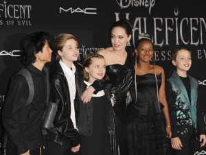 アンジェリーナ・ジョリーの長女ザハラ（右から2番目）がジュエリーデザイナー・デビュー