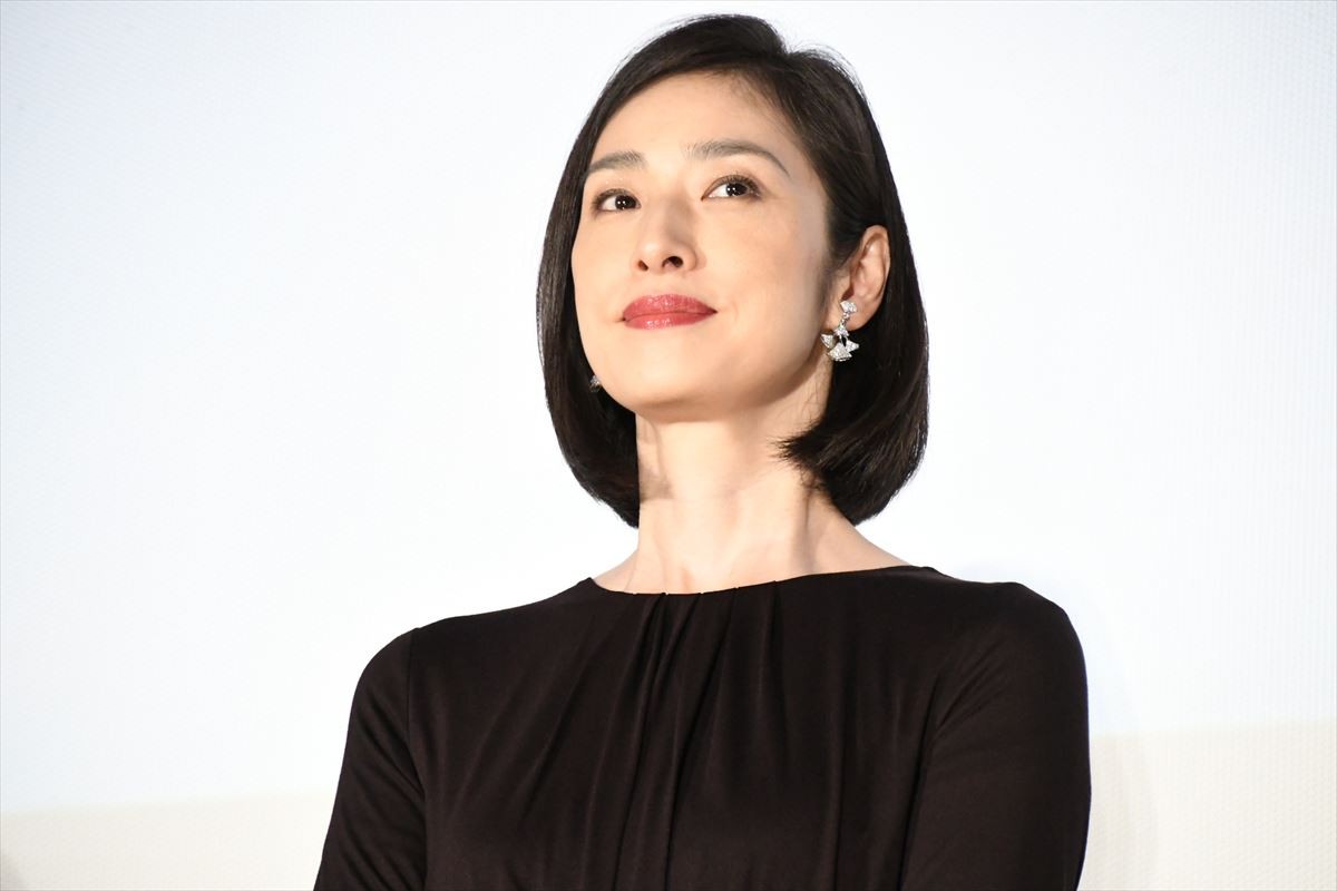 天海祐希、吉永小百合の膝をムロツヨシから守る!?
