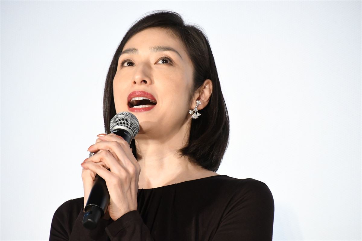 天海祐希、吉永小百合の膝をムロツヨシから守る!?