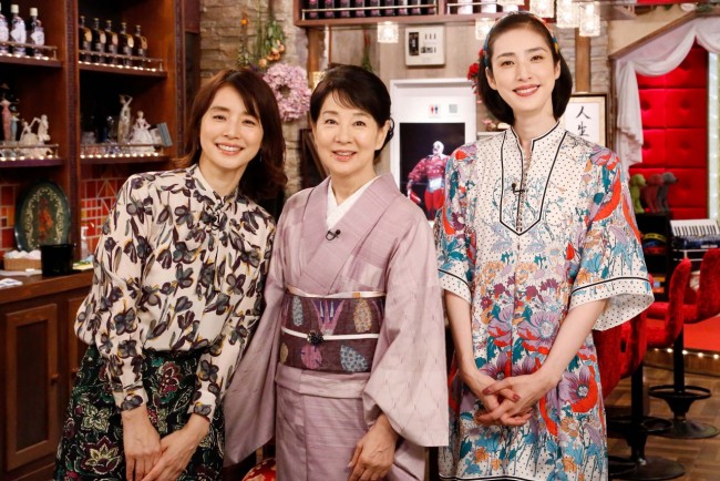 『天海祐希・石田ゆり子のスナックあけぼの橋』の様子(左から)石田ゆり子、吉永小百合、天海祐希