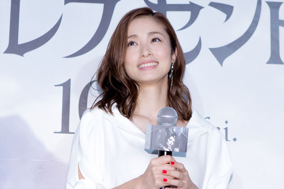 上戸彩、第2子出産後初の公の場！ 声優・小野賢章の“プロポーズ”にうっとり