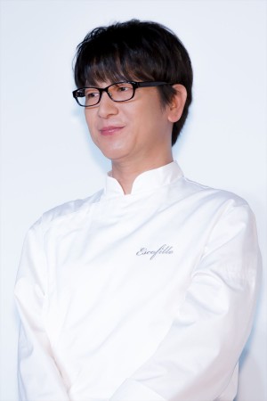 日曜劇場『グランメゾン東京』制作発表会見に登場した及川光博