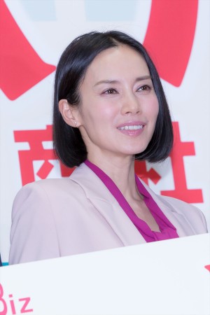 ドラマBiz『ハル ～総合商社の女～』記者発表会に登場した中谷美紀