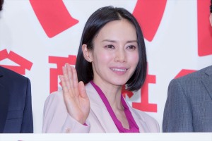 ドラマBiz『ハル ～総合商社の女～』記者発表会に登場した中谷美紀