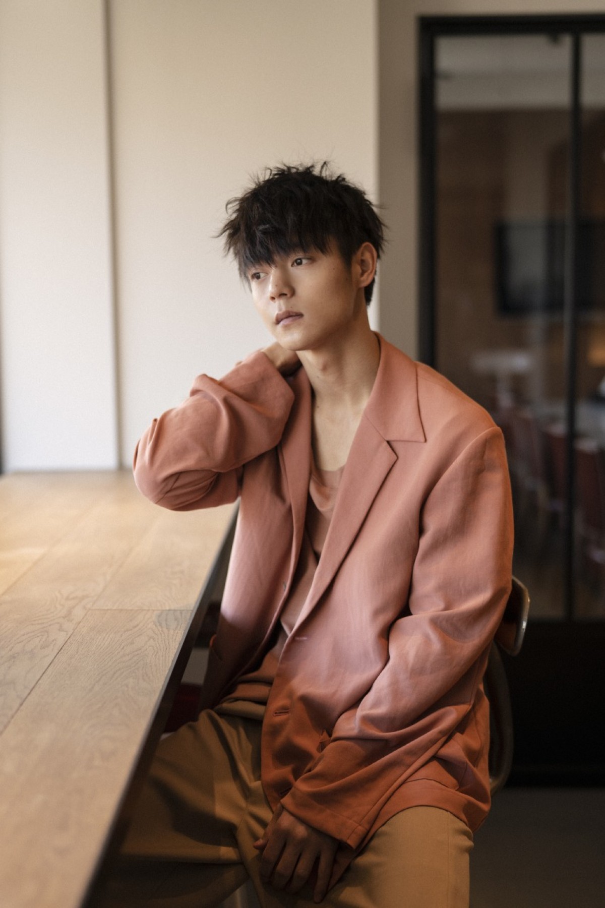 窪田正孝、首元はだけた“艶っぽ”カットにドキッ！ カレンダー最新ビジュアル解禁