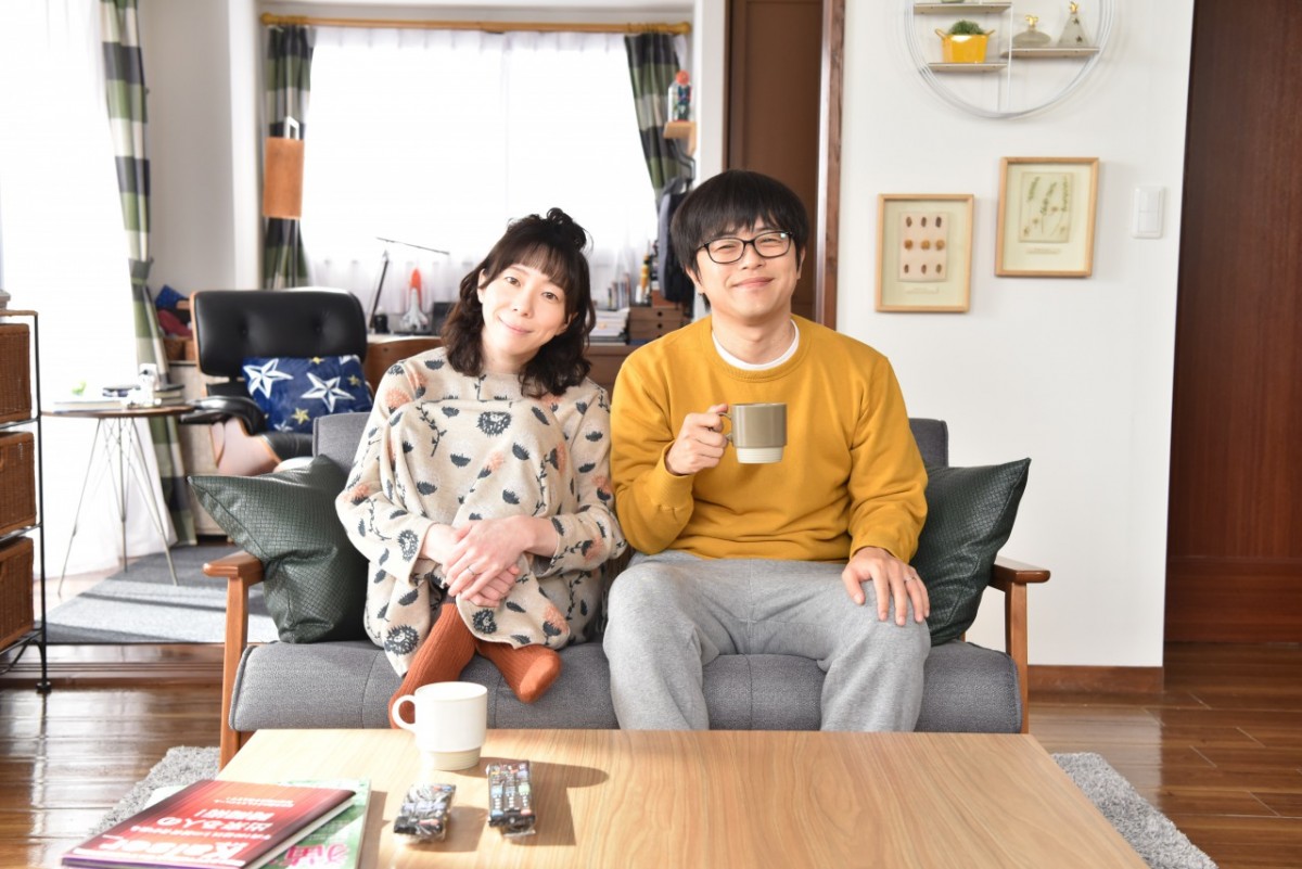 『緑山家の朝』メインビジュアル(左から)平岩紙、バカリズム