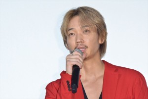 映画『楽園』初日舞台あいさつに登場した綾野剛